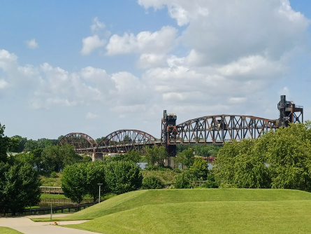 Eine der Brücken über den Arkansas River und ein weiteres sichtbares Symbol des 42. Präsidenten: Die Clinton Presidential Park Bridge in Little Rock, Arkansas