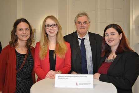 Prof. Dr. Ralf Kleinfeld mit den Preisträgerinnen Caroline Mulert, Svenja Gödecke und Christina Hafkemeyer (v.l.). Foto: Utz Lederbogen