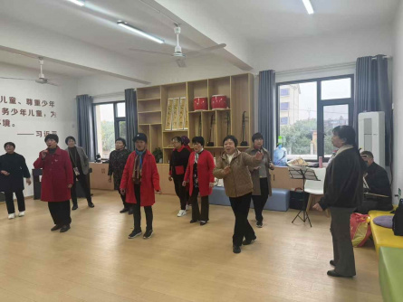 (c) Zhe Yan: Elders spend their leisure time at a service center in a rural village in Jiangxi, which is financially supported by the local government.